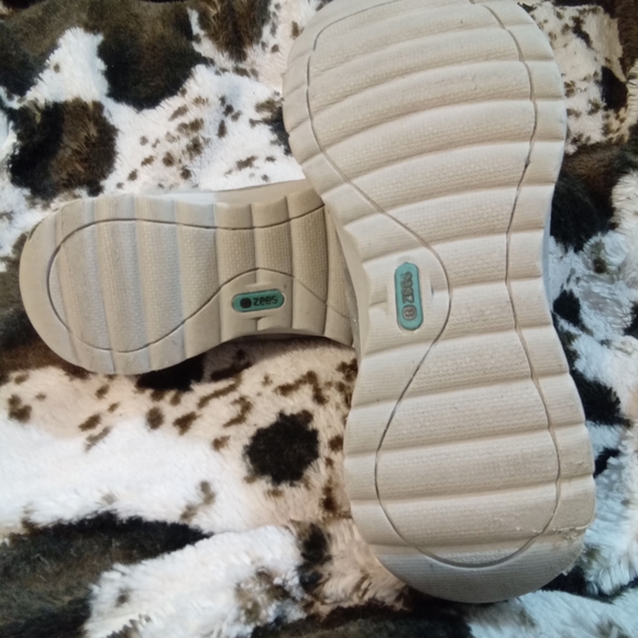 Bzees Gray Faux-Fur Camo Slip-On Sneakers - Picture 3 of 3